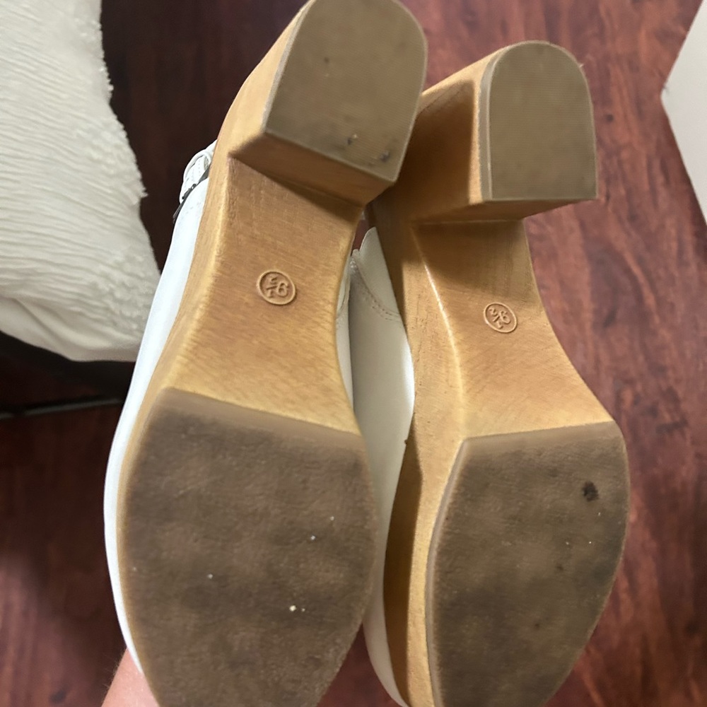 White clogs - Picture 2 of 5